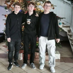 Pochodzimy z zalanej dziury po siarce zwanej Tarnobrzeg. Są z nas same dobre chłopaki, codziennie dzień dobry na schodach